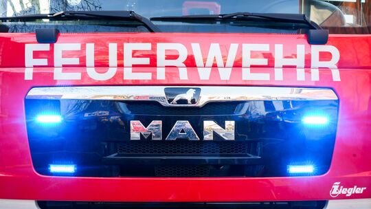 In Boppard-Bad Salzig brennt ein Einfamilienhaus. 60 Feuerwehrleute kämpfen dort in der Nähe der B9 gegen die Flammen. In Boppard-Bad Salzig brennt ein Einfamilienhaus. 60 Feuerwehrleute kämpfen dort in der Nähe der B9 gegen die Flammen.