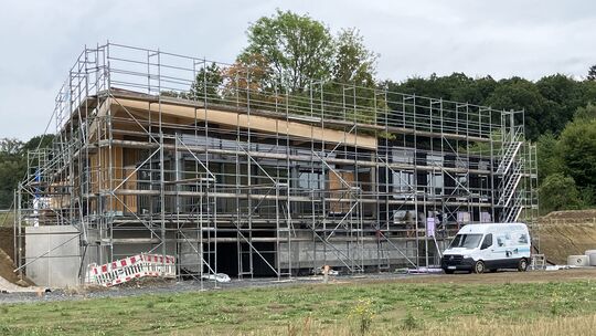 Das neue Dorfgemeinschaftshaus könnte im Frühjahr 2027 seine Türen für Bürger, Vereine und Institutionen öffnen. Noch ist der Ba