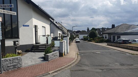 In zwei Bauabschnitte ist die Erneuerung der Straße "In den Mühlwiesen" auf einer Gesamtlänge von 410 Metern gegliedert. In zwei Bauabschnitte ist die Erneuerung der Straße "In den Mühlwiesen" auf einer Gesamtlänge von 410 Metern gegliedert.