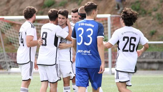 Wenn’s läuft, dann läuft’s: Dem ersten Sieg in der Bezirksliga Ost ließ die SG Horressen (in Weiß, hier beim 3:2 gegen Höhr-Gren