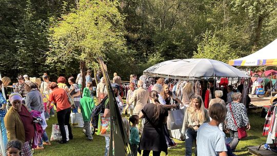 Viel los war bei der beliebten Kleidertausch-Party auf dem Außengelände des Hauses Felsenkeller