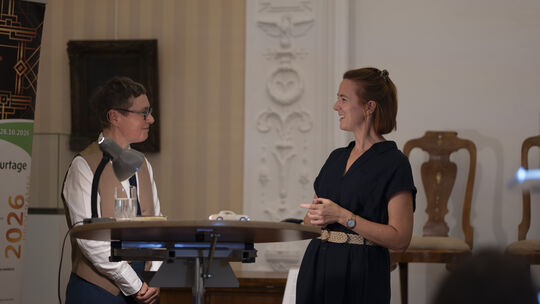 Die Leiterin des Roentgen-Museums Jennifer Stein (rechts) kündigte Autorin Angela Steidele an.