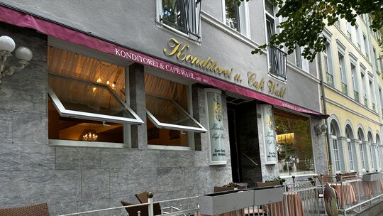 Außenansicht des traditionsreichen Café Wahl in der Kurhausstraße, das kürzlich Insolvenz angemeldet hat. Trotz der finanziellen