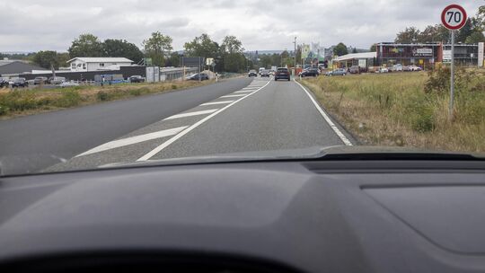 Das Tempolimit von 70 km/h auf der B413 im Hachenburger Stadtteil Altstadt beginnt – aus Richtung Merkelbach kommend – erst hint