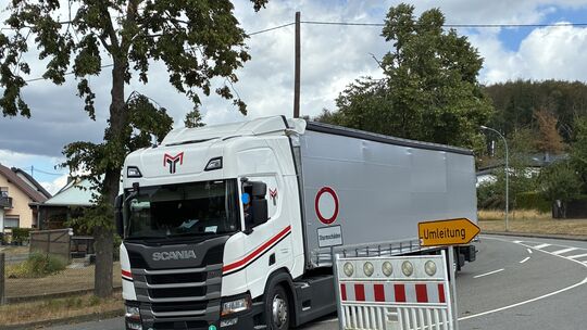 Ein gewaltiger Sattelzug musste mitten in den Dorfsträßchen von Berod bei Wallmerod ein kompliziertes Wendemanöver vollführen, w