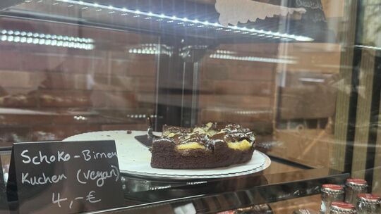 Die Auslage des Café Moka: Im Sortiment der vegane Schoko-Birnen-Kuchen.