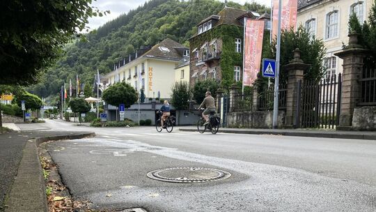 In der Enkircher Straße in Traben-Trarbach soll sich der Überfall am 4. August 2025 abgespielt haben. Jetzt wurden drei Männer w
