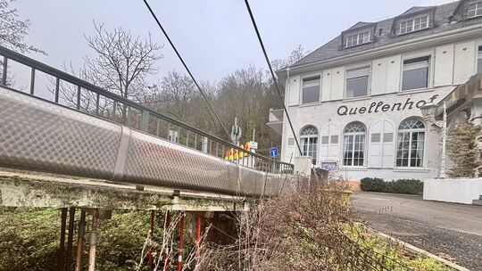 Schon seit vielen Jahren werden die Vorbrücken der Quellenhofbrücke provisorisch gesichert.