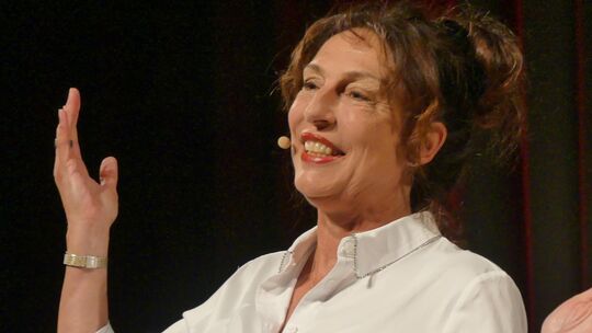 Mit viel Charme und Witz brachte Andrea Volk das Publikum in der Kleinkunstbühne zum Lachen.