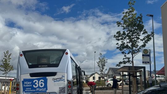 Die neue, barrierefreie Haltestelle „Segelfalterweg“ ist als Ersatz für den Stopp „Hohe Bell“ eingerichtet worden. Für ältere od