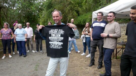 Zum Jubiläum wurde Mathias Gierig mit einem T-Shirt mit folgender Aufschrift beschenkt: „Ich bin ein stolzer Chef von verdammt t