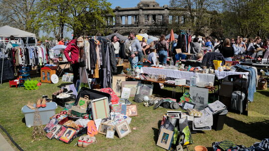 Im April hätte das Wetter beim städtischen Flohmarkt in Koblenz kaum besser sein können. Darauf hoffen Standbetreiber natürlich