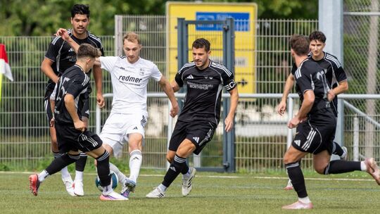 Beim TuS Asbach musste sich die SG Hundsangen (schwarze Trikots) zuletzt mit einem 2:2-Remis begnügen. Am Sonntag wartet auf die