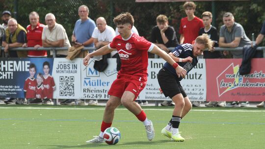 Nach ihrem Wechsel in die Kreisliga A1 hat die SG Herschbach-Schenkelberg (in Rot) schon so manchen Gegner auf dem falschen Fuß
