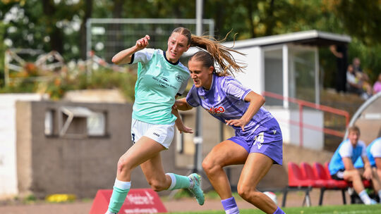 Viel Tempo brachte Ina Keller (links), Neuzugang aus Elversberg, ins Andernacher Spiel beim 2:1-Heimsieg gegen die U 20 der TSG