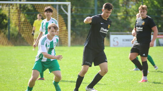 Derbytime für den VfL Weierbach: Auf das Spiel beim SV Göttschied (schwarze Trikots) folgt nun der Vergleich mit dem SV Mittelre Derbytime für den VfL Weierbach: Auf das Spiel beim SV Göttschied (schwarze Trikots) folgt nun der Vergleich mit dem SV Mittelre