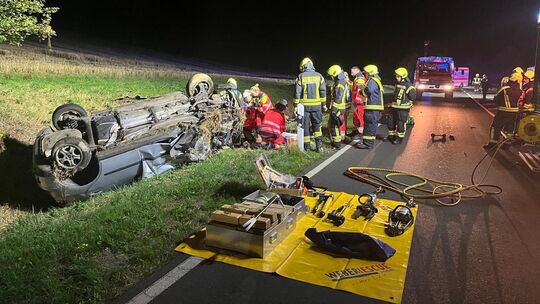Nach dem Zusammenstoß zweier Autos auf der B259 in Ulmen müssen Feuerwehrleute Verletzte aus einem Skoda Octavia befreien.