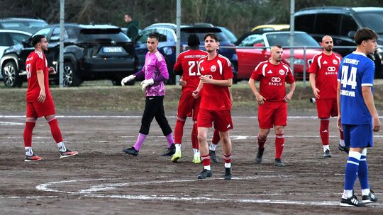 Nach dem Sieg im Rheinlandpokal gegen Oberligist Cosmos Koblenz geht es für die Fußballer von Anadolu (in Rot) in der Bezirkslig