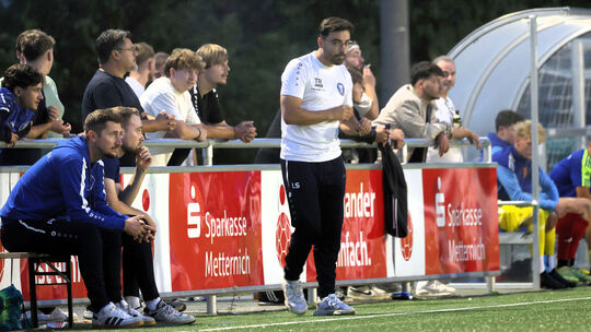 Er wird beim FC Metternich am Sonntag in Emmelshausen wieder an der Seitenlinie stehen: Trainer Leo de Sousa (weißes T-Shirt).