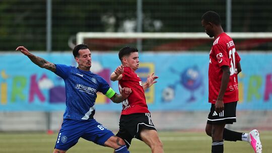 Nach dem 7:2-Sieg gegen den HSV Neuwied (links Giovanni Landi) geht es für den FV Rübenach (in der Mitte mit Marvin Geissen, rec