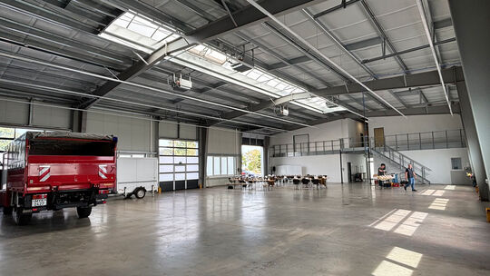 In der großen Halle des neuen Katastrophenschutzzentrums in Mendig sollen künftig Einsatzfahrzeuge vorgehalten werden.