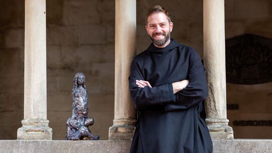 Bruder Stephan Oppermann ist Gärtner, Florist, Blumenkunstgestalter, Bestatter – und ganz nebenbei auch noch studierter Bildhaue Bruder Stephan Oppermann ist Gärtner, Florist, Blumenkunstgestalter, Bestatter – und ganz nebenbei auch noch studierter Bildhaue