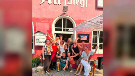 Das Team der Station rund um Anna Mauersberger und Anselm Maria Sellem. Das Team der Station rund um Anna Mauersberger und Anselm Maria Sellem.