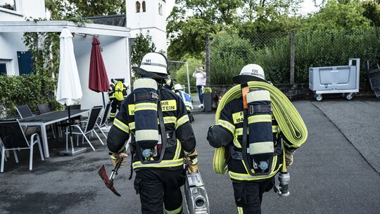 Vollgepackt geht es in den "Innenangriff". Atemschutzgeräteträger müssen fit sein. Neben der schweren, persönlichen Schutzausrüs