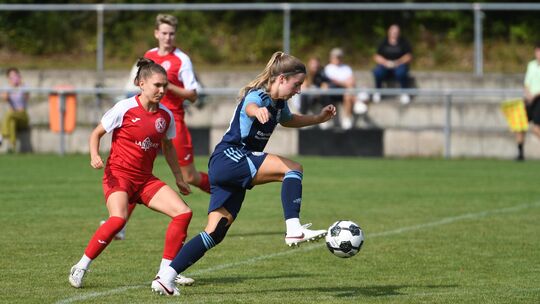 Sowohl gegen Bad Neuenahr als auch in Issel präsentierte sich der 1. FFC Montabaur (rechts Verena Weidung) in guter Verfassung u