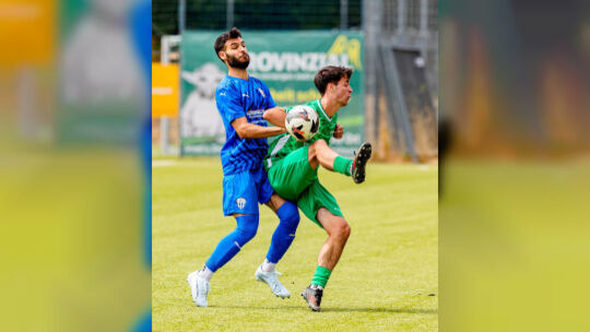Deniz Bürü (links) und der FC Emmelshausen-Karbach II sind zurück auf dem Kunstrasen in Emmelshausen. Das erste Spiel nach der P