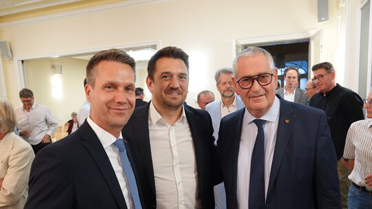 Bad Neuenahr-Ahrweilers Bürgermeister Pascal Rowald (links) und der Erste Beigeordnete Peter Diewald (rechts) gratulierten Jan R