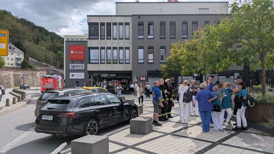 Kurz mussten die Mitarbeiter des MVZ, der Sparkasse und Gäste im Restaurant Lakö aus dem Gebäude raus. Ein Melder hatte Alarm ge