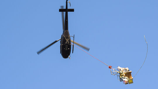 Im Zuge der Generalsanierung werden die mehreren hundert Kilo schweren Signale mit einem speziellen Lasenhubschrauber punktgenau