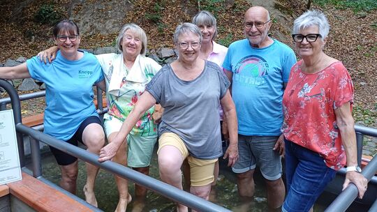 Mitglieder des Kneipp-Vereins Koblenz stehen gemeinsam in einem Wasserbecken im Koblenzer Stadtwald. Nach einem neuen Vorschlag