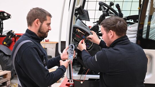 Ausbildung gewinnt wieder an Attraktivität. HWK und IHK erklären, was hinter dem Trend steckt.