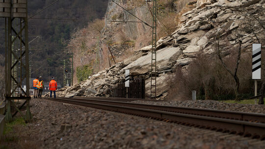 Ein Felssturz hat im März 2021 die rechtsrheinische Bahntrasse zwischen St. Goarshausen und Kestert verschüttet. Die Strecke im