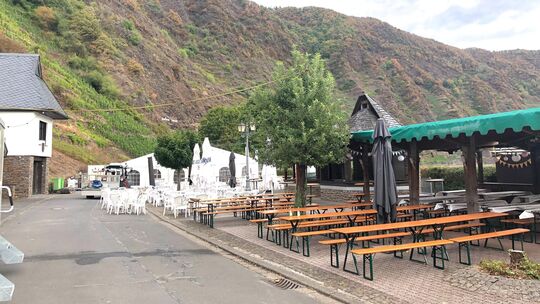 Der Festplatz in Bremm, wo bereits die Vorbereitungen für das Weinfest laufen. Der Platz soll umgestaltet werden. Rund eine halb