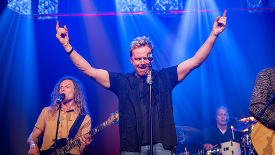 Das Café Hahn bespielte Mirko Bäumer (Mitte) schon mit seiner früheren Band, den Queen Kings, regelmäßig. Seit 2017 ist er Sänge