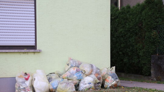 Frei zugängliche Müllsäcke oder unsachgemäß gelagerter Abfall sind in Teilen des Stadtgebiets ein Problem. Hier wurden die gelbe