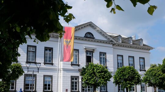 Im Sinziger Stadtrat gab es einen verbalen Schlagabtausch und Vorwürfe an Bürgermeister Andreas Geron. Im Sinziger Stadtrat gab es einen verbalen Schlagabtausch und Vorwürfe an Bürgermeister Andreas Geron.