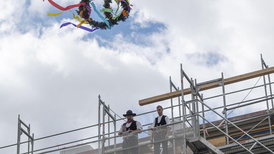 Traditionell brachte beim Richtfest des Kastanienhofs ein Zimmermann den Richtspruch aus – auch wenn es sich um ein Flachdach ha