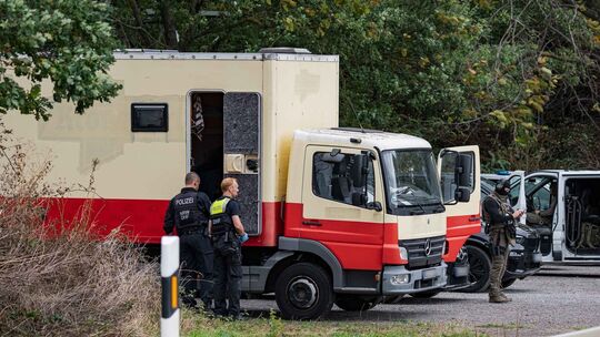 Polizei stürmt Fahrzeug von Sabotage-Verdächtigem Polizei stürmt Fahrzeug von Sabotage-Verdächtigem