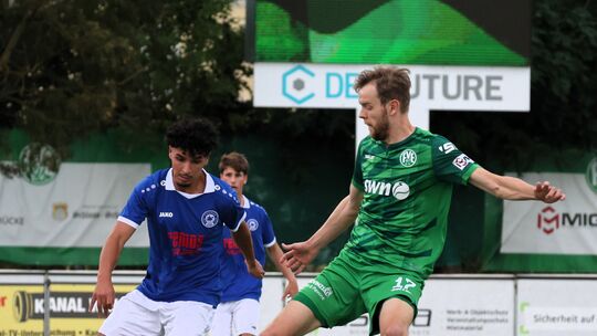 War nicht nur in der Offensive aktiv, sondern half auch, wenn’s nötig war, hinten aus: der Engerser Stürmer Nils Wambach (grünes War nicht nur in der Offensive aktiv, sondern half auch, wenn’s nötig war, hinten aus: der Engerser Stürmer Nils Wambach (grünes