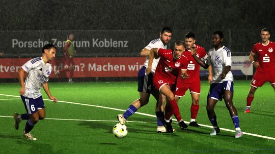 Vom Regen ließen sich Jan Knopp (rotes Trikot, Mitte) und sein TuS Immendorf im Heimspiel gegen Mosella Schweich nicht aufhalten Vom Regen ließen sich Jan Knopp (rotes Trikot, Mitte) und sein TuS Immendorf im Heimspiel gegen Mosella Schweich nicht aufhalten