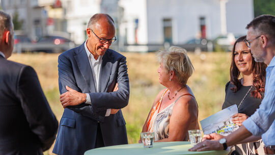 Kanzler Friedrich Merz (hier bei seinem Besuch im Ahrtal zum fünften Jahrestag der Flutkatastrophe) antwortete Landrätin Corneli
