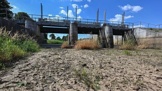 Teilabschnitt der Schwarzen Elster ausgetrocknet Teilabschnitt der Schwarzen Elster ausgetrocknet