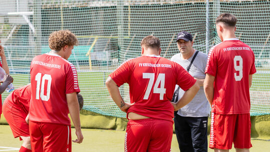 Trinkpause bei der Kreuznacher Kickers: Das Team bespricht sich und möchte am Sonntag in Spabrücken den nächsten Dreier einfahre