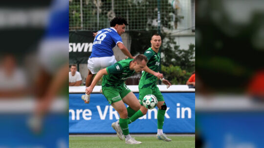 Cosmos-Neuzugang Ayman Aourir (blaues Trikot) war einer der auffälligsten Akteure, strahlte aber gegen Jonas von Haacke (vorne),