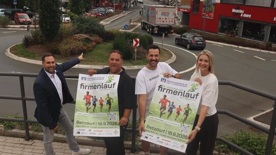 Stadtbürgermeister Johannes Behner (von links), Citymanager Kevin Wallimann sowie Daniel Bätzing und Laura Stern-Bätzing vor der