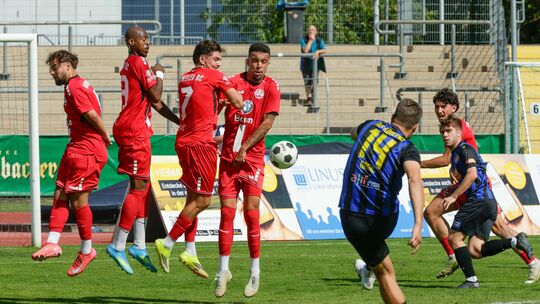 Die von Damir Grgic (blaues Trikot) getretenen Freistöße waren mit das gefährlichste, was die TuS gegen einen leidenschaftlich k